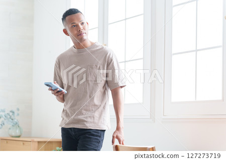 一個使用智能手機的人 127273719