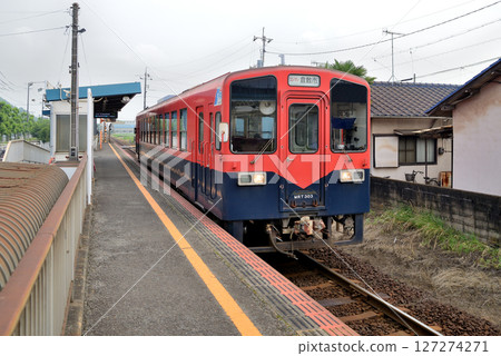 這是水島臨海鐵道的MRT300系列車,以50週年紀念塗裝抵達浦田站。 這是水島臨海鐵道的MRT300系列車,以50週年紀念塗裝抵達浦田站。 127274271
