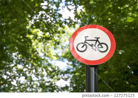 Bicycle traffic sign on a pole in London, 2025 127275125