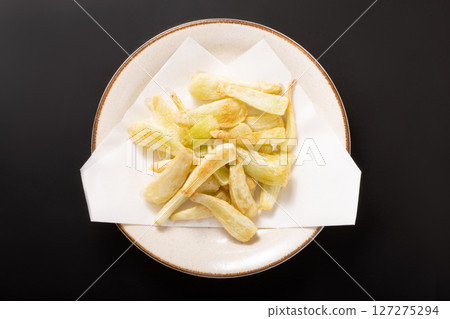 Deep-fried shallots Deep-fried shallots 127275294