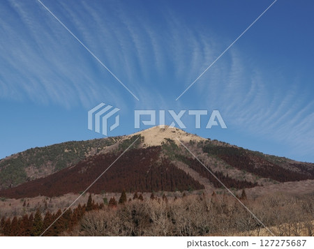 從熊本縣阿蘇郡南小國町萬願寺442號國道舊路眺望涼山南側 127275687