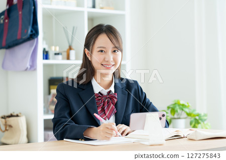 在智能手機上學習的高中女孩 127275843