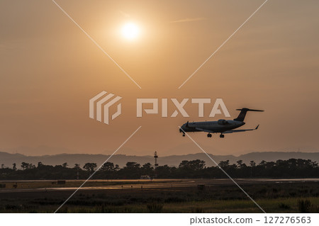 黃昏時分的仙台機場,飛機降落,宮城縣名取市 黃昏時分的仙台機場,飛機降落,宮城縣名取市 127276563