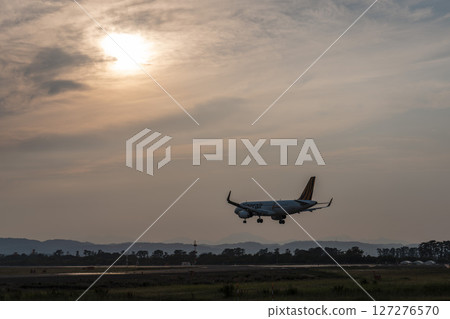 黃昏時分的仙台機場，飛機降落，宮城縣名取市 127276570