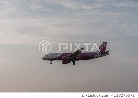 黃昏時分的仙台機場，飛機降落，宮城縣名取市 127276571