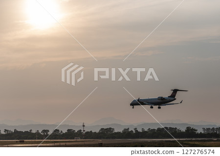 黃昏時分的仙台機場,飛機降落,宮城縣名取市 黃昏時分的仙台機場,飛機降落,宮城縣名取市 127276574