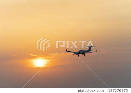 黃昏時分的仙台機場，飛機降落，宮城縣名取市 127276575