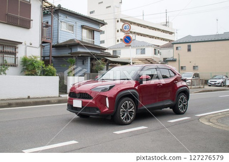 SUV多用途車在路上行駛 127276579