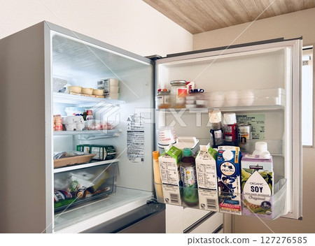 家裡的冰箱裡裝滿了食物 127276585