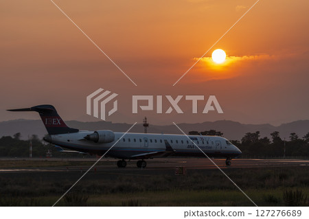 黃昏時分的仙台機場，飛機起飛，宮城縣名取市 127276689