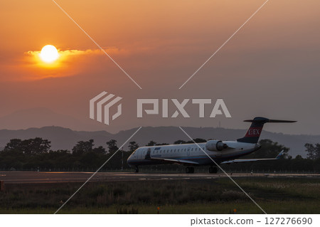 黃昏時分的仙台機場,飛機起飛,宮城縣名取市 黃昏時分的仙台機場,飛機起飛,宮城縣名取市 127276690