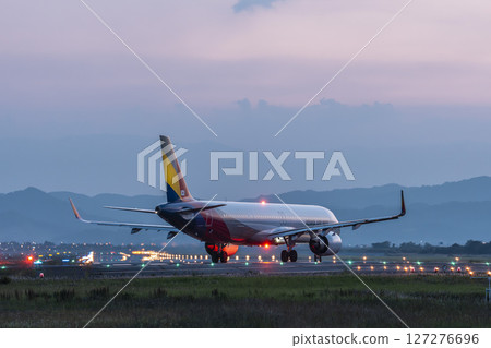 黃昏時分的仙台機場，飛機起飛，宮城縣名取市 127276696