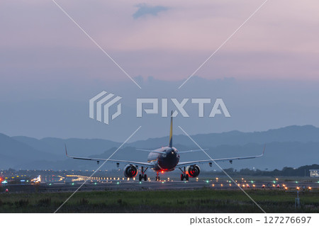 黃昏時分的仙台機場，飛機起飛，宮城縣名取市 127276697