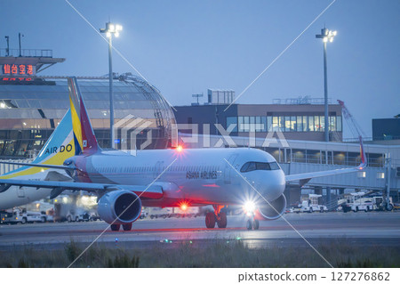 黃昏時分的仙台機場，飛機滑行，宮城縣名取市 127276862