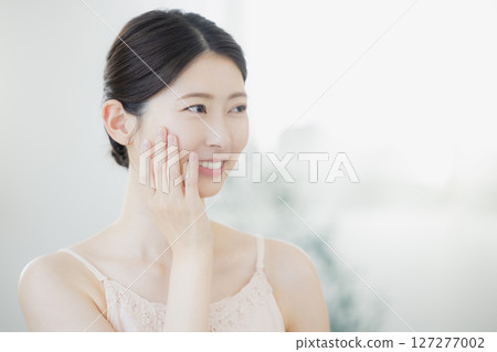 一名年輕女子正在做皮膚護理 127277002