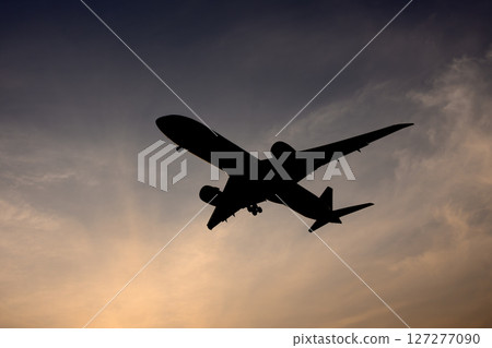 傍晚天空中的飛機 127277090