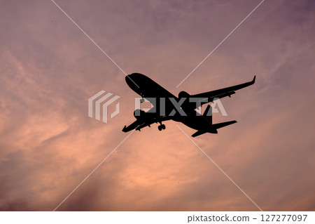 傍晚天空中的飛機 127277097