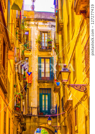 巴塞隆納的狹窄街道 127277419