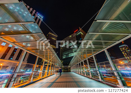 Night view of Minato Mirai pedestrian bridge 127277424