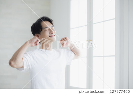 一個男人在伸展身體 一個男人在伸展身體 127277460