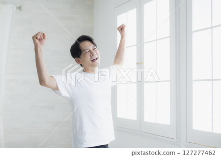 一個男人在伸展身體 127277462