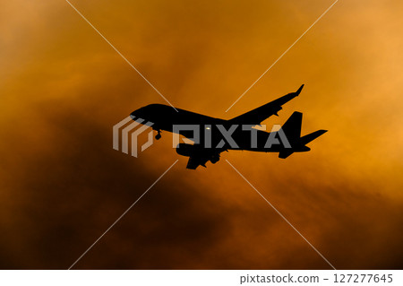 傍晚天空中的飛機 127277645