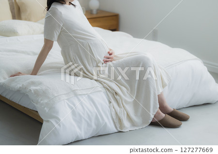 客廳裡的孕婦 客廳裡的孕婦 127277669