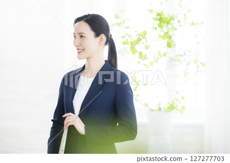 帶筆記本電腦的微笑女商人 127277703