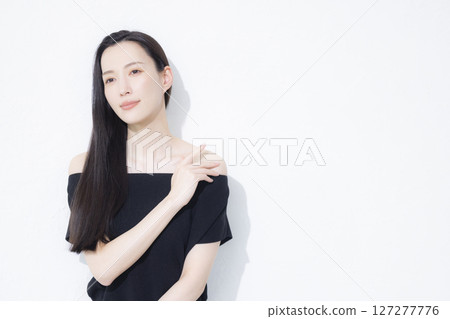 一位身穿黑色露肩裝的女士 127277776