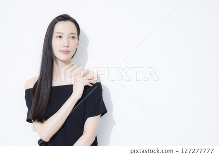 一位身穿黑色露肩裝的女士 一位身穿黑色露肩裝的女士 127277777