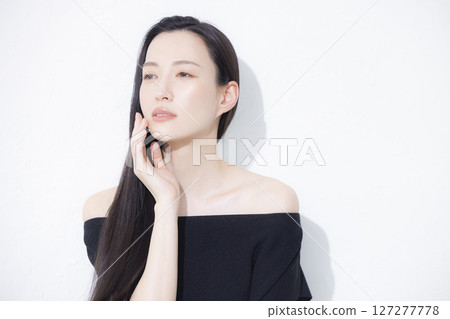 一位身穿黑色露肩裝的女士 一位身穿黑色露肩裝的女士 127277778