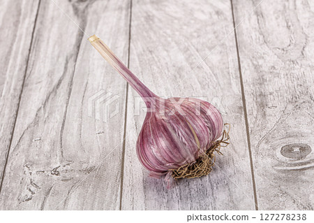 Ripe fresh garlic for cooking 127278238