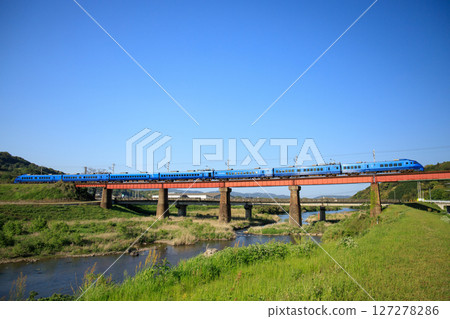 The "Sonic" express train (JR Kyushu 883 series) crossing the Yasaka River 127278286