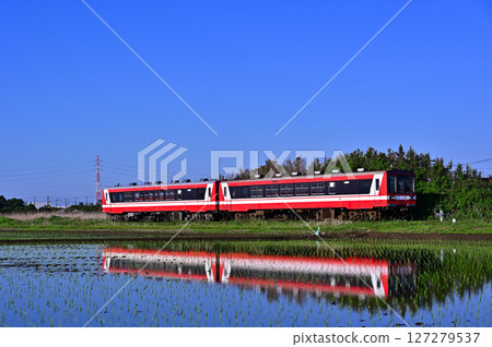 稻田水中倒映的鹿島臨海鐵道6000系列柴油車 稻田水中倒映的鹿島臨海鐵道6000系列柴油車 127279537
