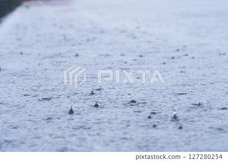 瀝青上的大雨 瀝青上的大雨 127280254