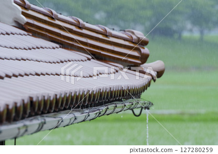 大雨打在屋頂上 大雨打在屋頂上 127280259