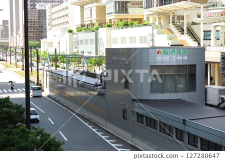 運行於大阪與堺之間的阪堺電氣軌道（阪堺電車）：上町線的起點站天王寺站的車站大樓 127280647