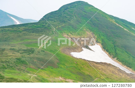 日本百座名山之一的大朝日山上仍有少量積雪。 日本百座名山之一的大朝日山上仍有少量積雪。 127280780