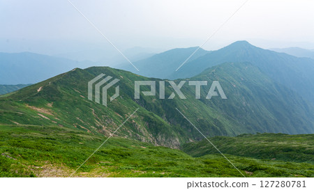 從日本百座名山之一的大朝日山眺望的山脈 從日本百座名山之一的大朝日山眺望的山脈 127280781