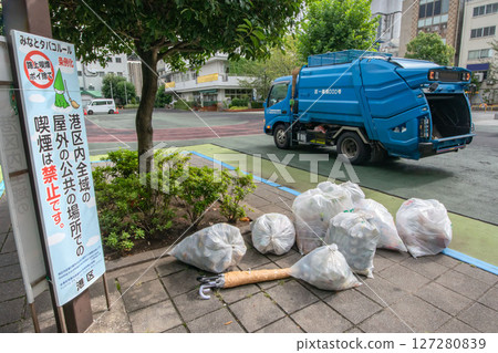Garbage truck in Tokyo 127280839
