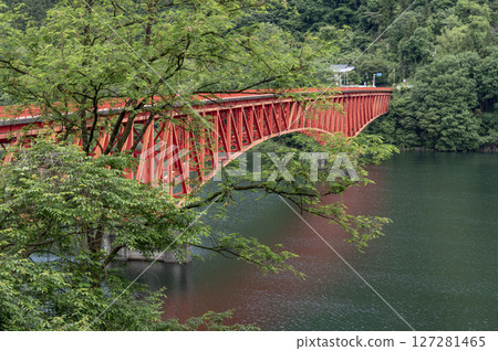 The red bridge over Lake Kusagi 127281465