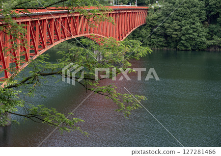 The red bridge over Lake Kusagi 127281466
