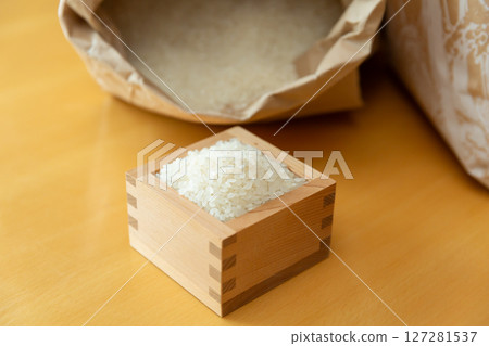 木盒裡的白米和米袋 木盒裡的白米和米袋 127281537