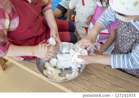 Making sasamaki with the kids 127281935