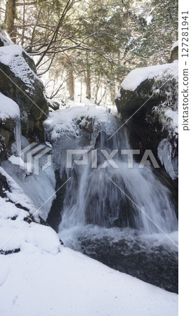 溫泉陰影下的雨滴,冰爆 溫泉陰影下的雨滴,冰爆 127281941