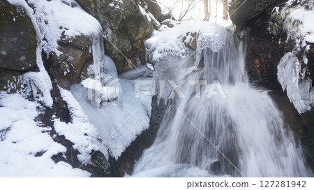 雨水漏出的樹蔭 溫泉瀑布 冰凍的瀑布 127281942
