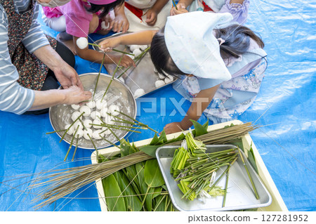 Making sasamaki with the kids 127281952