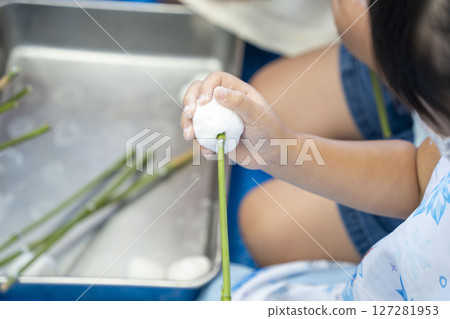 孩子們製作竹卷 孩子們製作竹卷 127281953