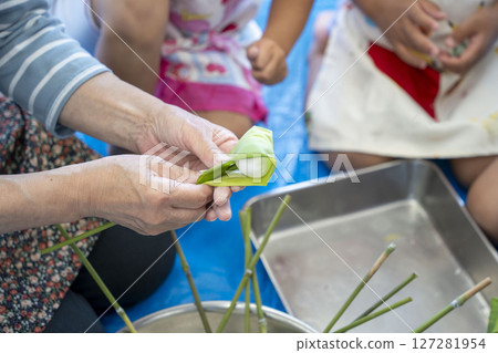 和孩子一起製作竹籤卷 127281954