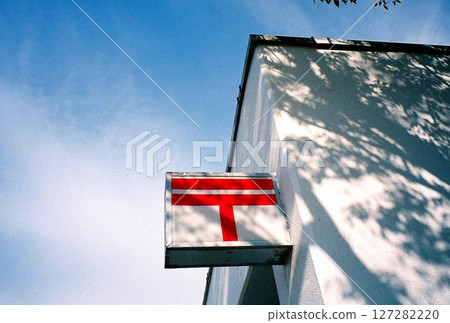 藍天白牆上的郵局標誌 127282220